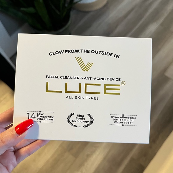 Luce Beauty LUCE180 Facial Cleansing and Anti-Aging Device - Picture 2 of 13